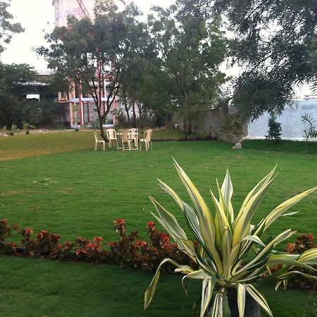 Oyster Airport Hotel Hyderabad Esterno foto