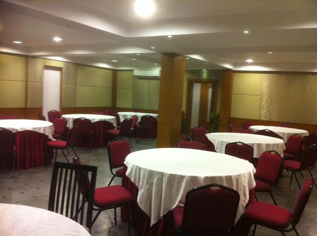 Oyster Airport Hotel Hyderabad Esterno foto