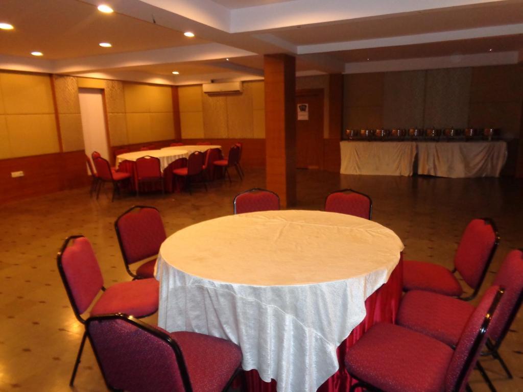 Oyster Airport Hotel Hyderabad Esterno foto